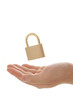 宙に浮く南京錠を包み込む左手