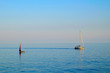 voilier sur une mer bleue azur voilier sur une mer bleue azur