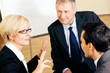 Foto: Team von Geschäftsleuten diskutiert ein Projekt Team von Geschäftsleuten diskutiert ein Projekt