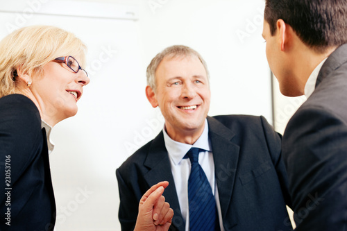 Foto: Team von Geschäftsleuten diskutiert ein Projekt Team von Geschäftsleuten diskutiert ein Projekt