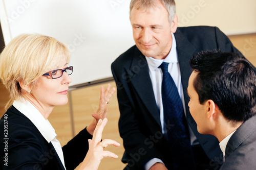 Photo: Team von Geschäftsleuten diskutiert ein Projekt Team von Geschäftsleuten diskutiert ein Projekt