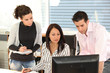 Image : Homme et femmes au bureau