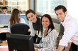 Photo: Homme et femmes au bureau Homme et femmes au bureau