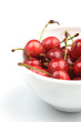 Un bol de cerises blanc sur fond blanc Un bol de cerises blanc sur fond blanc