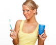 Frau mit Zahnbürste und Becher
