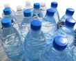 Bouteilles d'eau en plastique - source et minérale Bouteilles d'eau en plastique - source et minérale