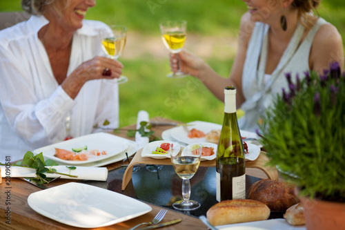 Foto: zwei frauen trinken weißwein zwei frauen trinken weißwein