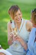 lachenende frauen trinken weißwein