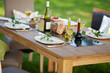 festlicher tisch im garten