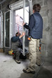 Ouvriers sur chantier maison en construction
