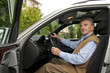 Senior im Auto