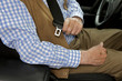 Senior beim Anschnallen im Auto