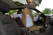 Senior beim Autofahren