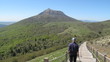 Randonneur au pied du puy de dôme