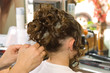 au salon de coiffure