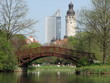 leipziger park mit uniriese und neuem rathaus