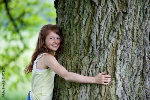 Foto: mädchen umarmt baum mädchen umarmt baum