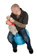 Vater füttert Baby beim Training