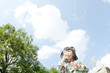 シャボン玉で遊ぶ女の子