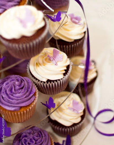 Foto: Wedding Cake -Closeup on Beautiful Yummy Cupcakes Wedding Cake -Closeup on Beautiful Yummy Cupcakes