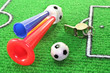 Fußball-Tröte mit Fußball und Trillerpfeife