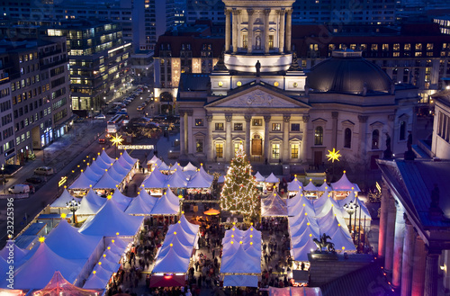 Photo: christmas market on berlin gendarmenmarkt at night christmas market on berlin gendarmenmarkt at night