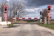 Bahnübergang mit Schranken und Sicherungsanlage