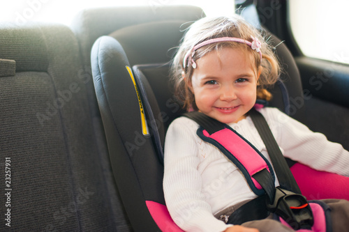 Foto: Kind im Kindersitz fahren auto Kind im Kindersitz fahren auto