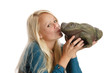 Sexy blondes Teenager-Mädchen mit Frosch