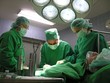 Patient wird in einem Krankenhaus am Bauch operiert