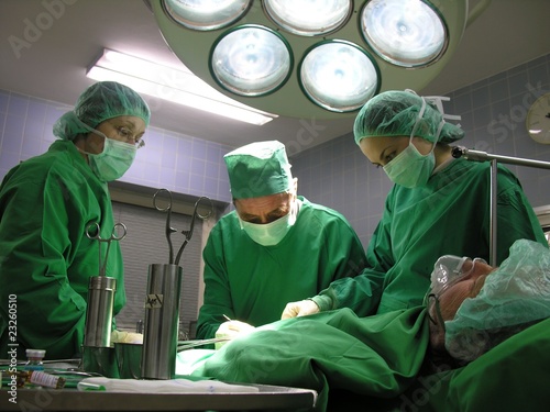 Foto: Patient wird in einem Krankenhaus am Bauch operiert Patient wird in einem Krankenhaus am Bauch operiert