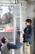 Ouvriers sur chantier maison en construction