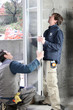 Ouvriers sur chantier maison en construction