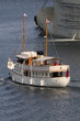 yacht devant le bulbe d'un navire de commerce