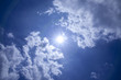 青空に太陽光線で雲が光る