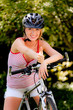 Foto: Frau mit Mountainbike Fahrrad Frau mit Mountainbike Fahrrad