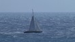 Un voilier dans les vagues
