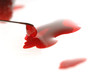 Spritze mit Blut und Herz aus Zucker