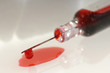 Spritze mit Blut und Herz aus Zucker