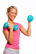 junge Frau beim Hanteltraining