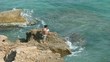 Video: PESCADOR EN LAS ROCAS PESCADOR EN LAS ROCAS