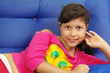 Niña recostada en sofa