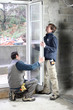 Ouvriers sur chantier maison en construction