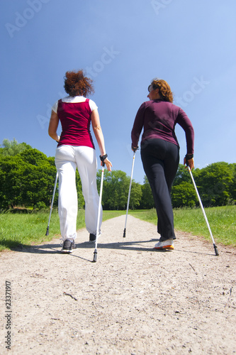 Photo: Frauen beim Nordic Walking Frauen beim Nordic Walking