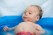 Baby im Planschbecken