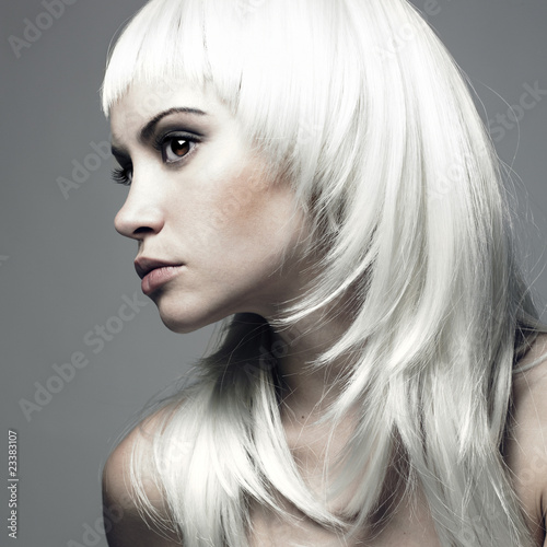 Foto: Beautiful young woman with blond hair Beautiful young woman with blond hair