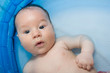 Baby im Planschbecken