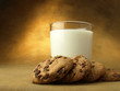 Galletas y vaso de leche