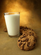 Leche y galletas con chocolate