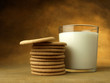 Vaso de leche y galletas redondas